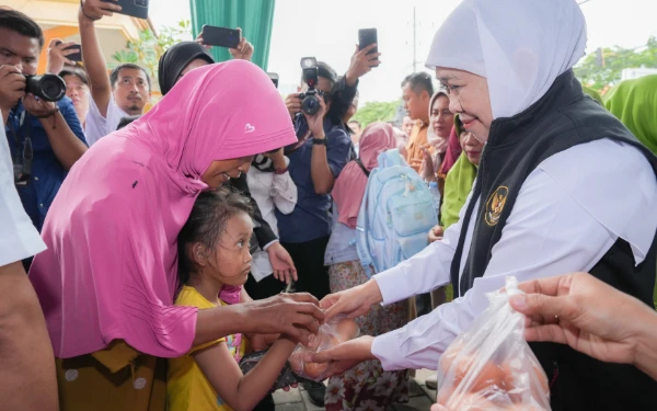 Thumbnail Berita - Gubernur Khofifah Gelar Pasar Murah di Gresik, Tekan Inflasi Awal 2026