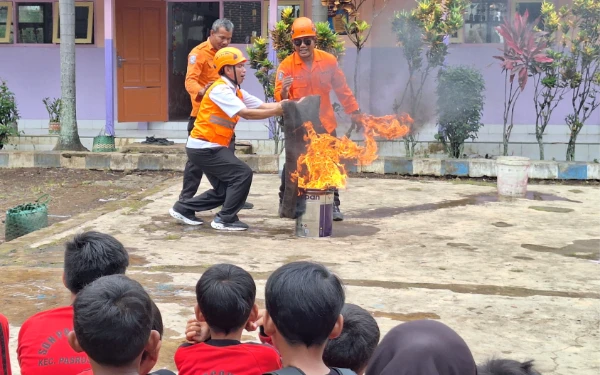 Thumbnail Berita - Pak Guru Ribut dan BPBD Jatim Kolaborasi Beri Edukasi Kebencanaan di Sekolah Dasar