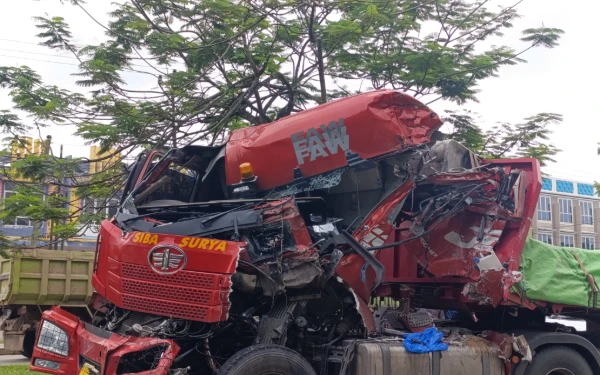 Thumbnail Berita - Truk Trailer Tabrak Tronton yang Parkir di Bahu Jalan, Polisi Lakukan Pengalihan Arus