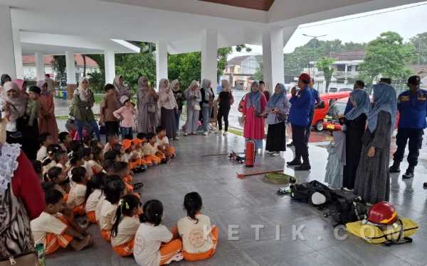 Thumbnail Berita - Satpol PP dan Damkar Lebak Edukasi Siswa Usia Dini di Alun-Alun Rangkasbitung