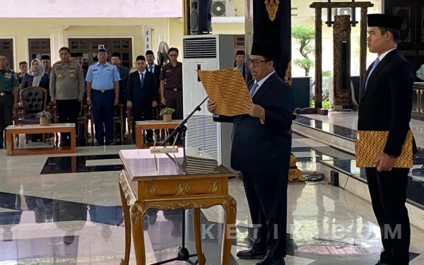 Thumbnail Berita - Bupati Jombang Warsubi Rotasi 84 Pejabat Manajerial, Berikut Daftarnya