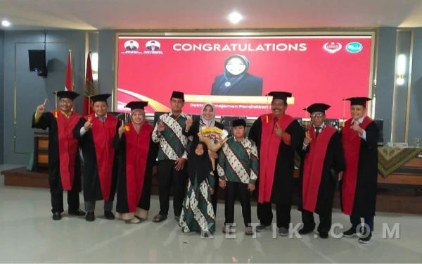 Thumbnail Berita - Retnawati Firmansyah Raih Gelar Doktor di Usia 40 Tahun, Torehkan Sejarah Baru di LPI Al Azhaar Tulungagung