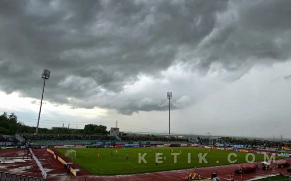 Thumbnail Berita - Kota Surabaya dan Malang Diprediksi Hujan Ringan Hari Ini! Cek Daerahmu Sekarang