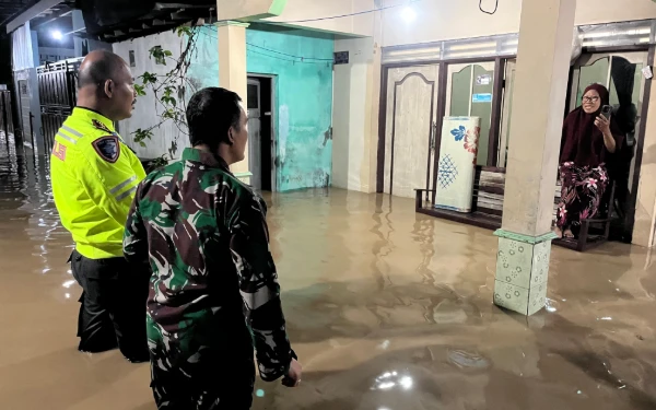 Thumbnail Berita - Sungai Waridin Meluap, Polres Kendal Siaga Banjir hingga Dini Hari