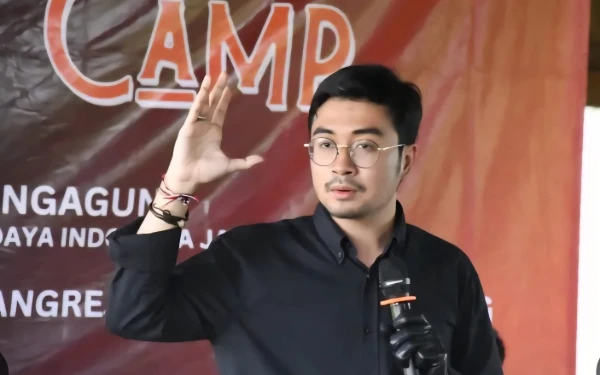 Thumbnail Berita - Rocky Gerung Disambut Antusias Anak Muda Kota Pahlawan di Public Lecture Pandu Negeri