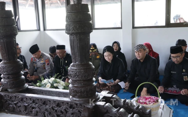 Thumbnail Berita - Peringati Hari Jadi ke-348, Bupati Brebes Pimpin Ziarah ke Makam Tokoh dan Mantan Bupati