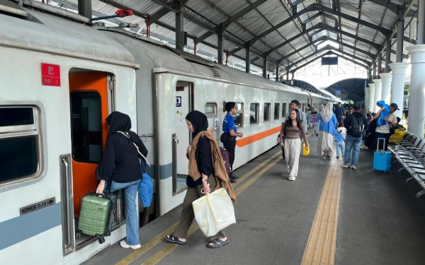 Thumbnail Berita - Dampak Cuaca Ekstrem di Pekalongan, Sejumlah KA Tujuan Surabaya dan Malang Terlambat