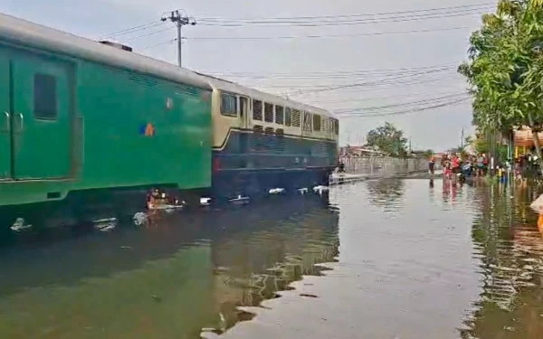 Thumbnail Berita - Jalur Pekalongan–Sragi Tergenang, KAI Daop 7 Madiun Pastikan Seluruh KAJJ Tetap Tepat Waktu