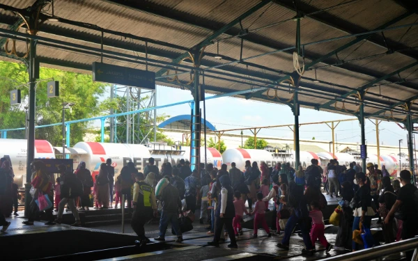 Thumbnail Berita - Libur Isra Mikraj, KAI Daop 7 Madiun Layani 40 Ribu Lebih Pelanggan