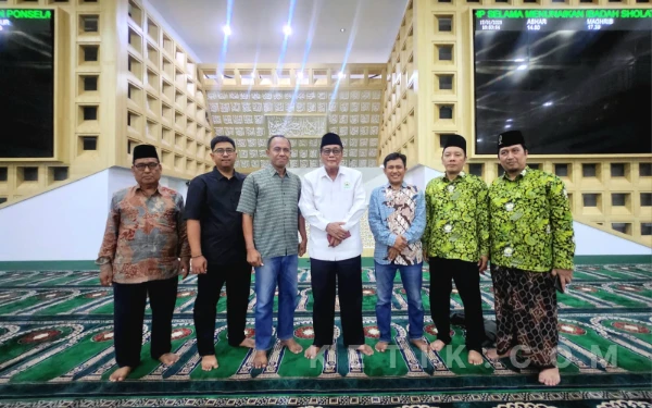 Thumbnail Berita - Jadi Pionir! DMI Jatim Salurkan UKIM, Puluhan Ribu Imam Masjid Terima Manfaat