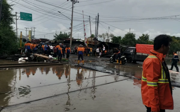 Thumbnail Berita - Banjir Meluas, KAI Daop 7 Madiun Minta Maaf Sejumlah Kereta Batal Berangkat, Cek Cara Refund 100 Persen