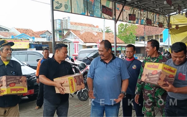 Thumbnail Berita - Serahkan Bantuan Korban Banjir Sragi, Wakil Ketua DPRD Pekalongan Tekankan Perbaikan Drainase