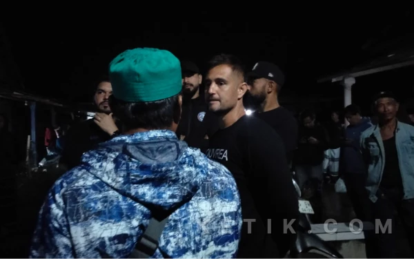 Thumbnail Berita - Asisten Pelatih Arema FC Kuncoro Meninggal, Pelatih Kiper Persebaya Hadir di Rumah Duka