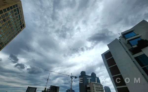 Thumbnail Berita - Cuaca Kota Surabaya 19 Januari 2026 Diprakirakan Berawan, Blitar Hujan Ringan