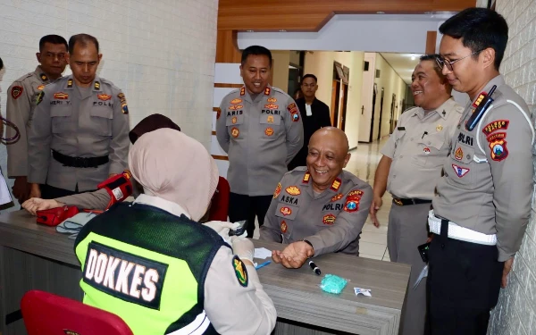 Thumbnail Berita - Siap Hadapi Tantangan Tugas, Kapolres Batu dan PJU Polres Batu Jalani Cek Kesehatan