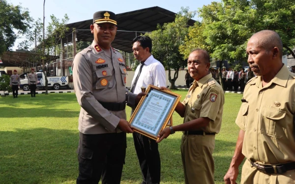 Thumbnail Berita - Polres Kendal Beri Penghargaan Anggota dan Masyarakat dalam Upacara Hari Kesadaran Nasional