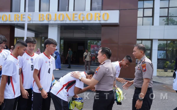 Thumbnail Berita - Kapolres Bojonegoro Lepas Tim Bola Voli U-18 Berlaga di Kejurprov Jatim