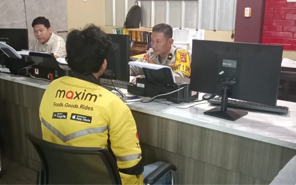 Thumbnail Berita - Ngaku Polisi, Penumpang Ojol di Palembang Bawa Kabur Motor Driver