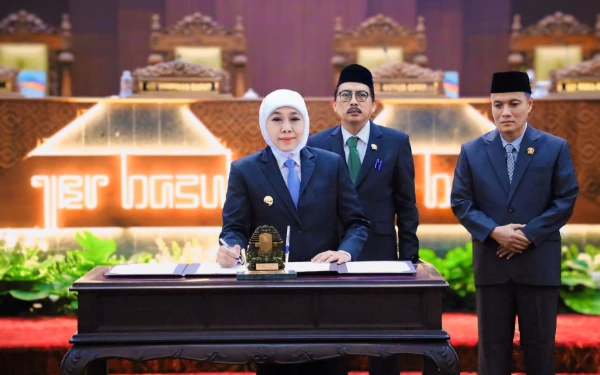 Thumbnail Berita - SAH! Gubernur Khofifah dan DPRD Jatim Sepakati Dua Perda Strategis, Apa Saja?