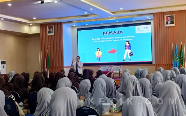 Thumbnail Berita - Peringati Hari Gizi Nasional, 200 Santriwati Nurul Jadid Dibekali Edukasi Kesehatan Remaja