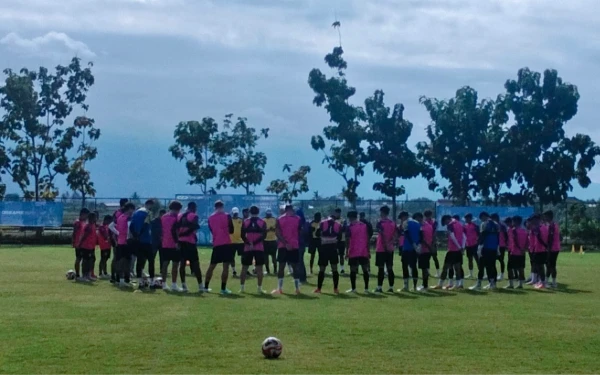 Thumbnail Berita - Suasana Duka Warnai Latihan Perdana Arema FC Usai Wafatnya Kuncoro