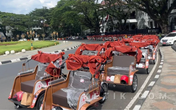 Thumbnail Berita - Intip Becak Listrik Buatan PT Pindad yang Beroperasi di Kota Malang
