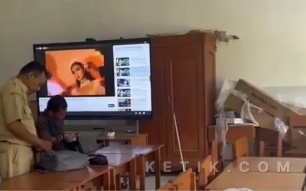 Thumbnail Berita - Viral di Medsos: Guru SD Sampang Pakai Smart Panel untuk Musik Dangdut, Belajar Siswa Tak Terlihat