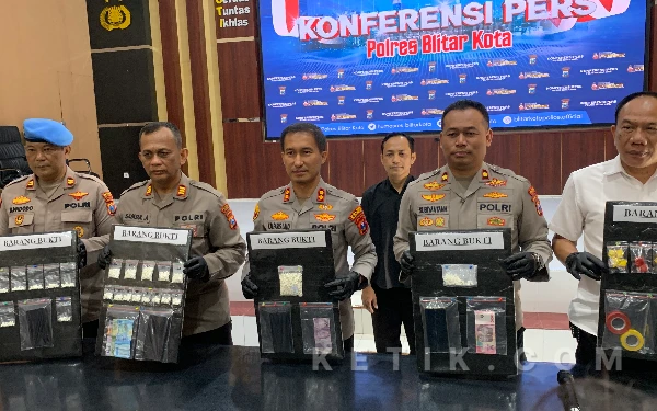 Thumbnail Berita - Polres Blitar Kota Bongkar Jaringan Narkoba, Sita 1.258 Pil Double L dan 13,3 Gram Sabu