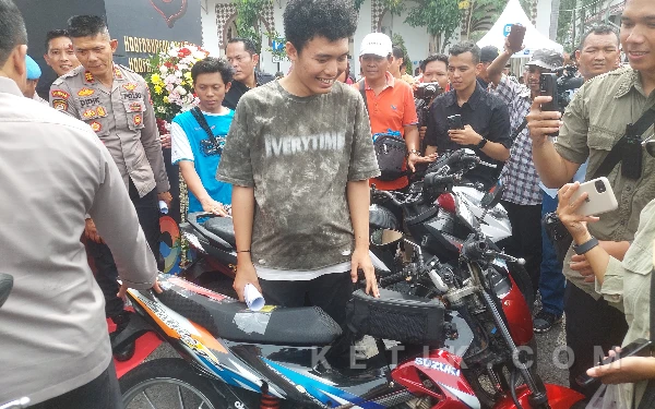 Thumbnail Berita - Leganya Para Korban, 1.050 Motor Hasil Curanmor Dikembalikan Polrestabes Surabaya Lewat Bazar Barang Bukti