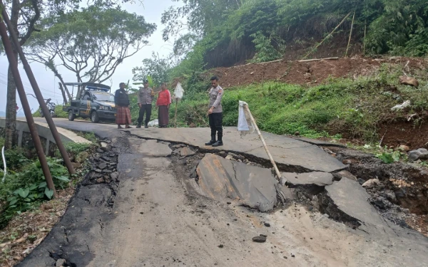 Thumbnail Berita - Jalan Raya Batunyana–Danasari di Gunungjati Tegal Ambles, Polsek Bojong Larang Kendaraan Roda 4 Melintas