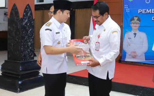 Thumbnail Berita - Bupati Trenggalek Mas Ipin Serahkan SK Pensiun, Termasuk Dua Pejabat Eselon 2