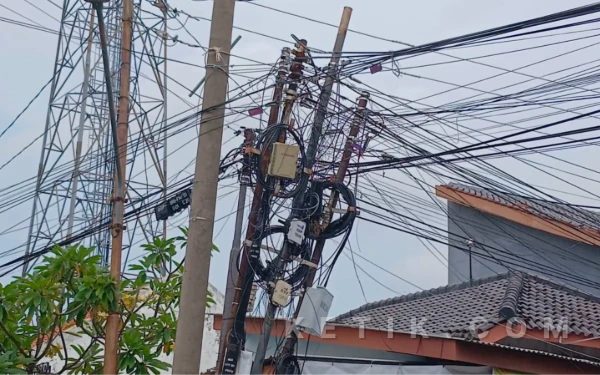 Thumbnail Berita - Estetika Kota Tercoreng Kabel Optik, Aktivis Desak Pemda Tegas ‎