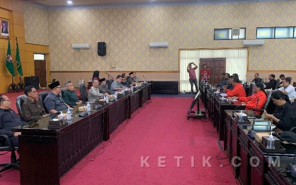 Thumbnail Berita - Tenaga Outsourcing dan THL Ancam Kerahkan Massa, DPRD Kota Blitar Desak Eksekutif Selesaikan Polemik