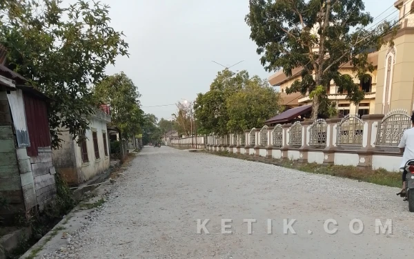 Thumbnail Berita - Jalan Pemukiman di Pulo Sarok Belum Diaspal, Warga Dusun Bahari Harus 'Mandi Abu' Setiap Hari