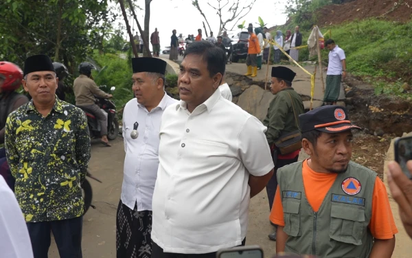 Thumbnail Berita - Gerak Cepat! Pemkab Tegal Alokasikan Rp500 Juta Tangani Jalan Batunyana- Danasari yang Ambles