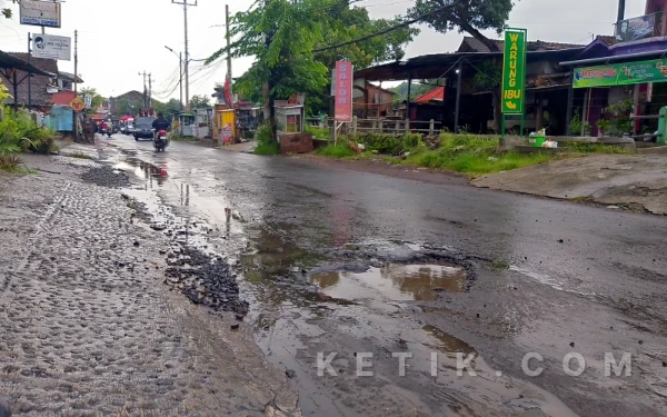 Thumbnail Berita - Bahayakan Pengendara, Jalan Kyai H Asyari Kaliwungu Rusak Parah dan Berlubang