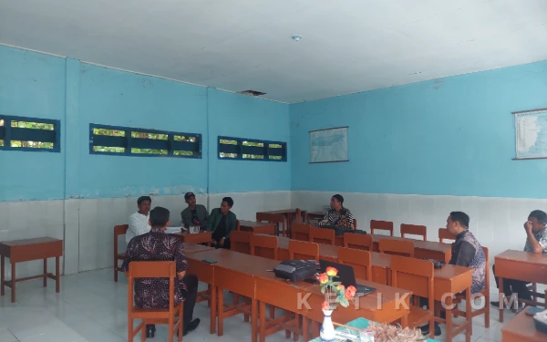 Thumbnail Berita - [FOTO] Komisi IV DPRD Sampang Sidak SDN Batuporo Timur 1, Jumat Tak Ada KBM