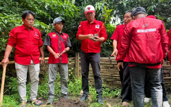 Thumbnail Berita - Peringati HUT Megawati, Kader PDI Perjuangan Banyuwangi Tanam Pohon dan Tebar Benih Ikan