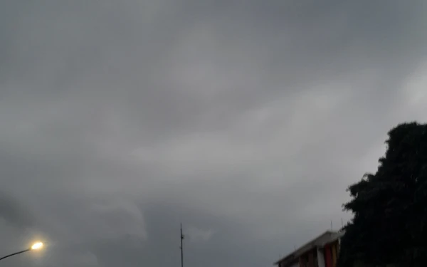 Thumbnail Berita - BMKG: Cuaca Kota Depok 23 Januari 2026 Diprakirakan Hujan Ringan, Jayapura Cerah Berawan