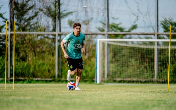 Thumbnail Berita - Resmi! Persebaya Lepas 6 Pemain, Dejan Tumbas Jadi yang Paling Disayangkan Bonek