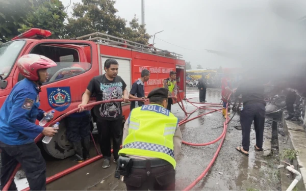 Thumbnail Berita - 17 Kios Pasar Loak di Sub Terminal Adiwerna Tegal Terbakar, Pamapta Polres Tegal Kawal Penanganan