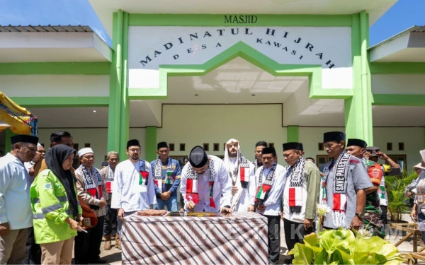 Thumbnail Berita - Bupati Halsel Resmikan Masjid Madinatul Hijrah di Permukiman Baru Kawasi