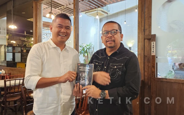 Thumbnail Berita - Disodori Buku Anti Cerai Pasangan Kepala Daerah, Kepala KSP M Qodari Beri Apresiasi