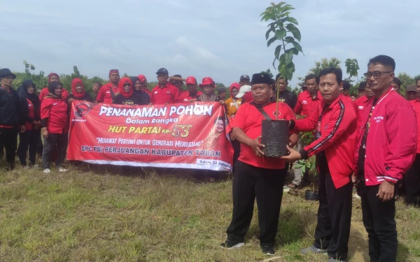 Thumbnail Berita - DPC PDI Perjuangan Tuban Rayakan Ultah Megawati dengan Gerakan Tanam Pohon