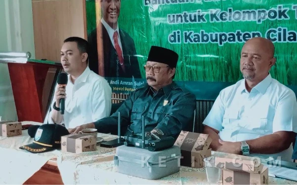 Thumbnail Berita - Bantuan 18 Alsintan dari Wamentan, Anggota DPRD Cilacap Kiki Anggoro Harap Kesejahteraan Petani Meningkat