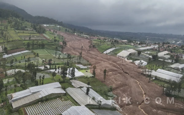 Thumbnail Berita - SAR Bandung Catat Longsor Cisarua KBB Tewaskan 8 Warga, 82 Lainnya Hilang