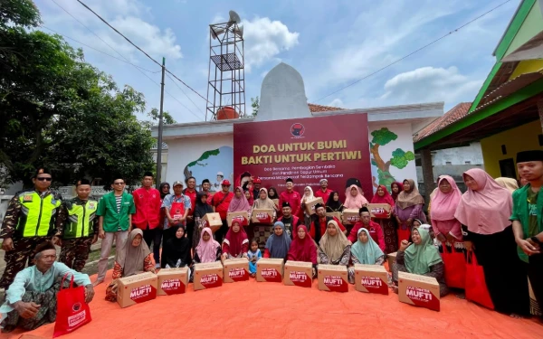 Thumbnail Berita - Kado Ulang Tahun Megawati, PDI Perjuangan Probolinggo Hijaukan Bumi dan Santuni Korban Banjir