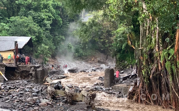 Thumbnail Berita - Banjir Bandang Hanyutkan Jembatan dan Alat Berat di Wisata Ikonik Guci Kabupaten Tegal