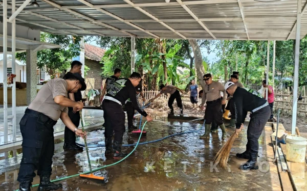 Thumbnail Berita - Pascabanjir Personel Polres Situbondo dan Polsek Jajaran Gerak Cepat Bersihkan Lumpur