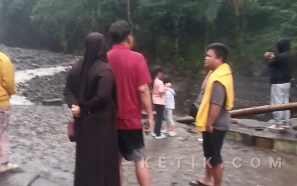 Thumbnail Berita - Pengunjung Wisata Guci Nekat Terobos Garis Polisi di Lokasi Bekas Banjir dan Longsor, Pengelola Kewalahan